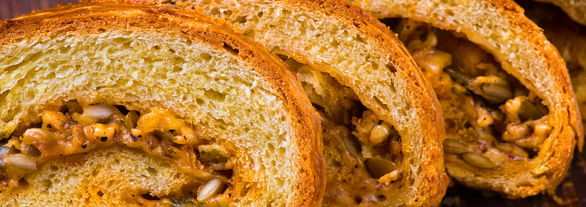 Сырный хлеб с паприкой и тыквенными семечками